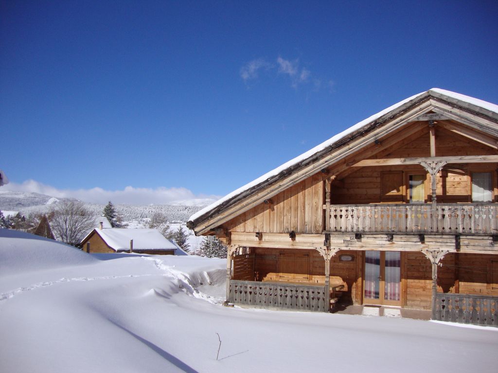 Our chalet Ker Béla, located on the heights of Saint-Pierre-dels-Forcats, and its snow-covered garden.