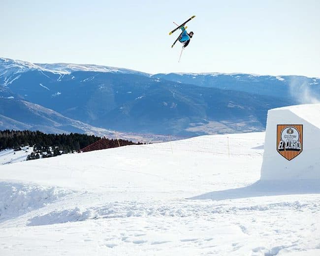 En las pistas nevadas de Font-Romeu Pyrénées 2000, el rider francés Vince Maharavo se eleva en un Double Cork contra el cielo azul.