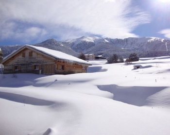 Snow-covered chalet garden at Chalet Ker Puigmal with the Cambre d’Aze massif.