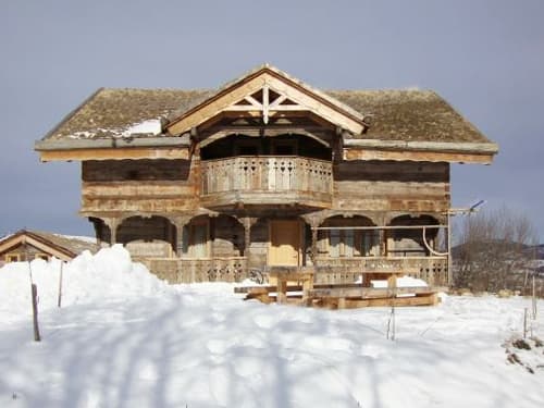 Le chalet Ker Béla construit en bois anciens provenant d’anciens chalets roumains