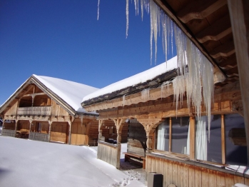 Le chalet en bois Ker Cambre d’Aze : bois massif, neige et ciel bleu…