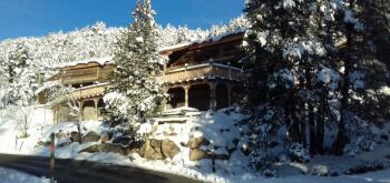 El chalet Ker Capcir y su terraza soleada en un día de invierno.