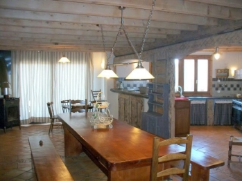 The interior of Chalet Ker Péric with its beams and solid wood furniture.